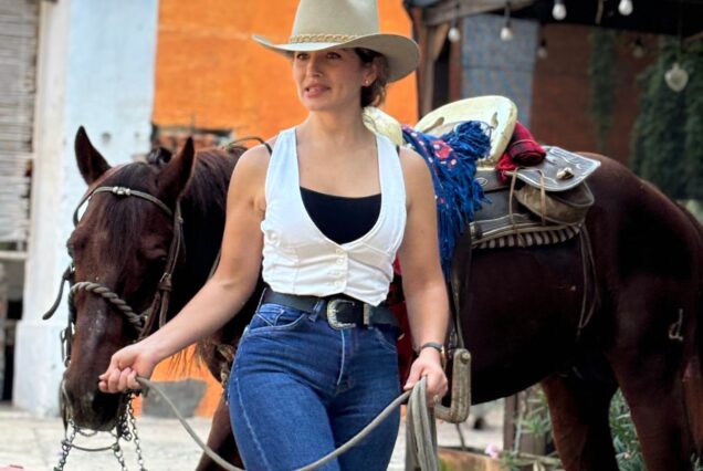 Smiling guest with sombrero and horse at Hacienda La 20 during a private tequila tour in Amatitán, Jalisco