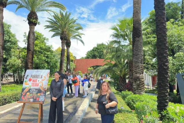 Los huéspedes caminar por los jardines a la llegada en el José Cuervo Express Premium Plus experiencia en Tequila, México.