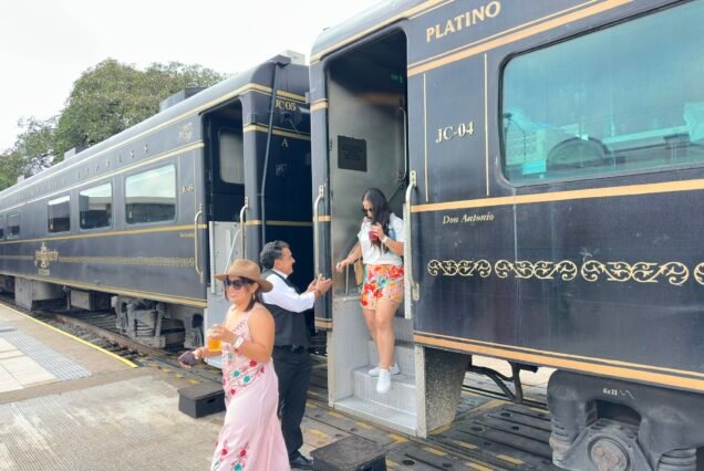 Los huéspedes que lleguen en el José Cuervo Express Premium Plus plataforma del tren en Tequila, México.