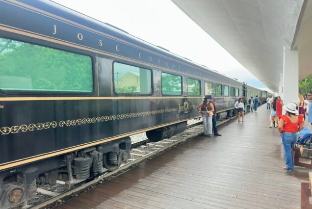 Vista Exterior del José Cuervo Express Premium Plus tren en Tequila, México.