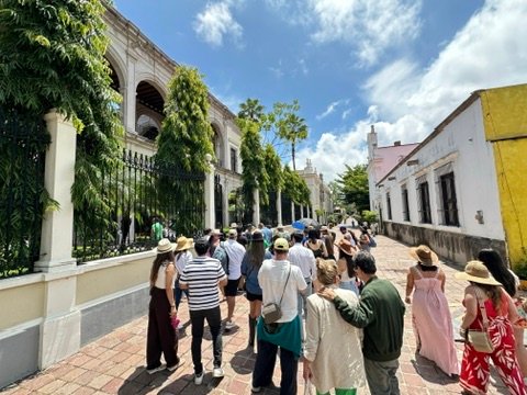 Los huéspedes caminando por las calles de la ciudad a la llegada en el José Cuervo Express Premium Plus experiencia en Tequila, México.