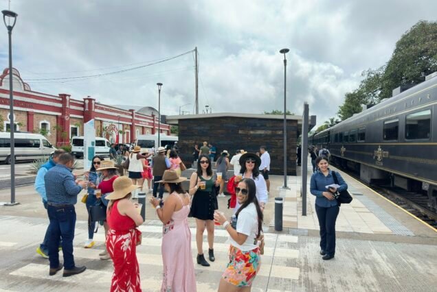 Un grupo de viajeros que llegan en el José Cuervo Express Premium Plus plataforma del tren en Tequila, México.