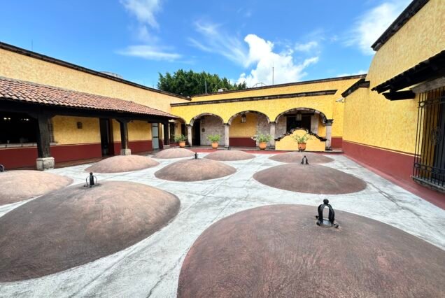 Amplio patio de entrada a La Rojeña Destilería, una parte de el Jose Cuervo Express Premium Plus experiencia en Tequila, México.