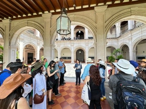 Los huéspedes de entrar en el hall de la recepción en el José Cuervo Express Premium Plus experiencia en Tequila, México.