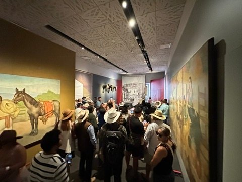 Los huéspedes caminar a través de un tequila sala de exposiciones en el José Cuervo Express Premium Plus experiencia en Tequila, México.