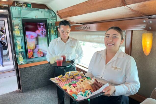 El personal que sirve el tequila bebidas a bordo de Jose Cuervo Express Premium Plus tren en Tequila, México.