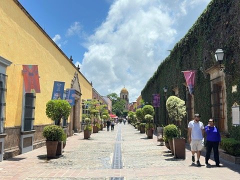 Los visitantes sobre las pintorescas calles llenas de casas de colores en Tequila durante el Jose Cuervo Express Premium Plus.