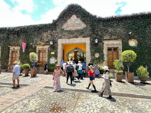 Los visitantes que llegan a la entrada de la Rojeña Destilería, una parte de el Jose Cuervo Express Premium Plus experiencia en Tequila, México.