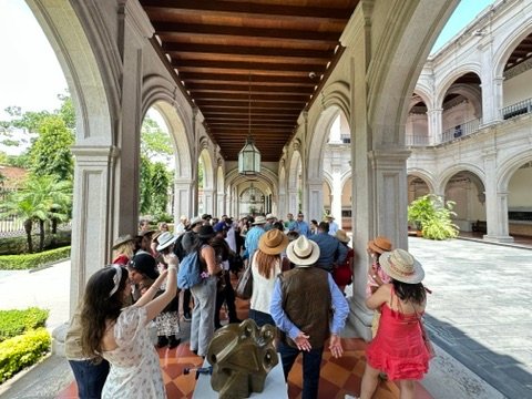 Los huéspedes caminar a través de los arcos del corredor en el José Cuervo Express Premium Plus experiencia en Tequila, México.