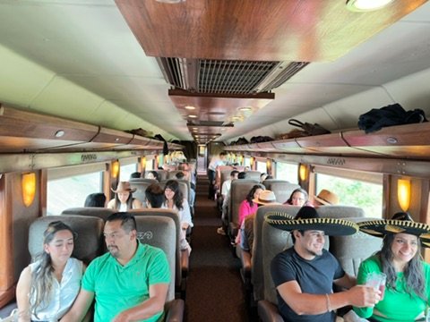 Los pasajeros sentados en el interior del José Cuervo Express Premium Plus tren durante el tequila viaje.