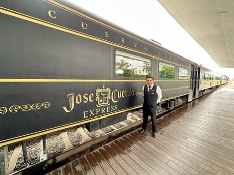 Jose Cuervo Express Premium Plus tren en el andén, en Tequila, México.