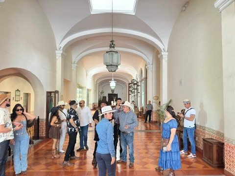 Los huéspedes que deseen explorar el histórico de los arcos en el José Cuervo Express Premium Plus experiencia en Tequila, México.