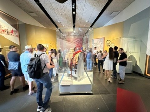 Los huéspedes caminar a través de un tequila sala de exposiciones en el José Cuervo Express Premium Plus experiencia en Tequila, México.