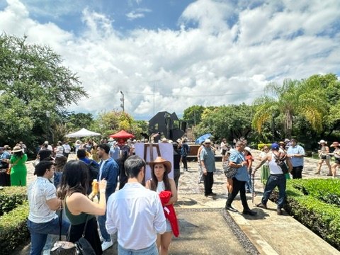 Los huéspedes caminar por los jardines durante su llegada en el José Cuervo Express Premium Plus experiencia en Tequila, México.