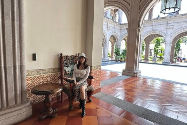 Los visitantes relajarse bajo el histórico de los arcos en el José Cuervo Express Premium Plus patio, en Tequila, México.