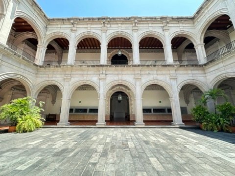 Jardín, con grandes arcos en el José Cuervo Express Premium Plus experiencia en Tequila, México.