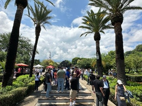 Los huéspedes caminar a lo largo de una de las palmeras de ruta de acceso en el José Cuervo Express Premium Plus experiencia en Tequila, México.