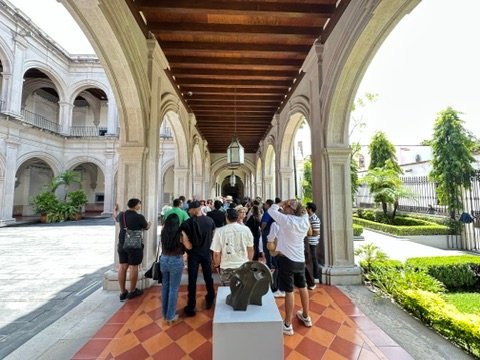 Los huéspedes caminar a través del pasillo arqueado en el José Cuervo Express Premium Plus experiencia en Tequila, México.