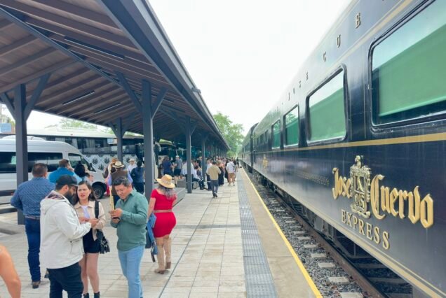 Un grupo de viajeros que llegan en el José Cuervo Express Premium Plus plataforma del tren en Tequila, México.
