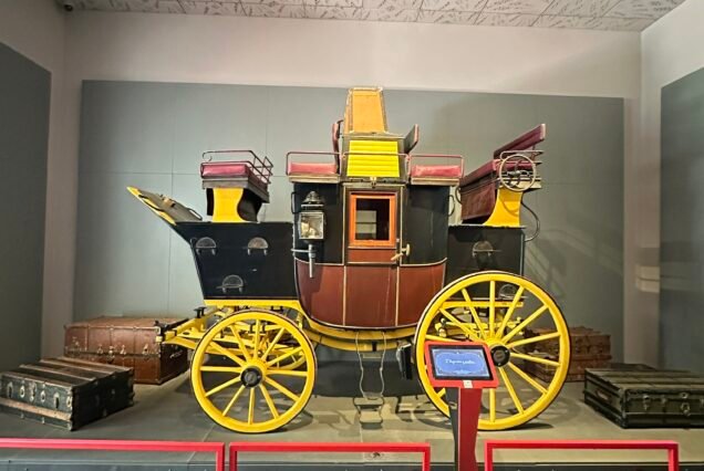 Colorido tequila exposición con ruedas tradicionales y la decoración en el José Cuervo Express Premium Plus experiencia en Tequila, México.