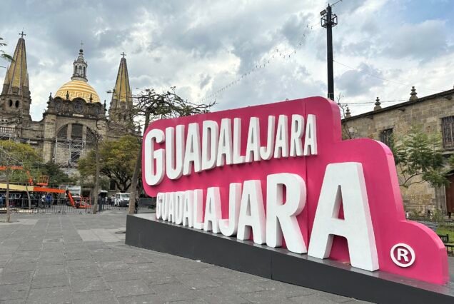 Letrero de Guadalajara frente a la catedral, ideal para promocionar Guadalajara tours y experiencias culturales.
