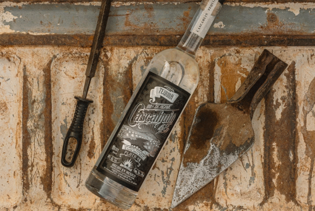 Tequila Cascahuin distillery tour – bottle of Cascahuin Blanco with traditional tools in El Arenal Jalisco